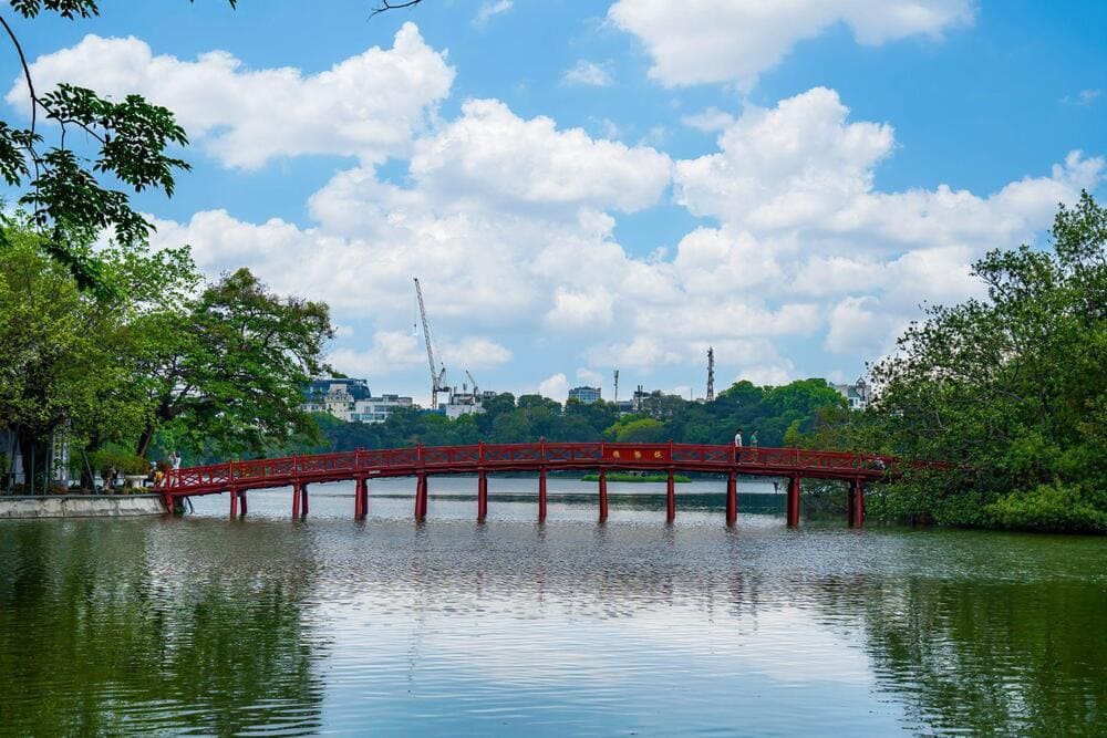 Hồ Hoàn Kiếm lung linh với cây cầu Thê Húc đỏ như son (Nguồn: Freepik)